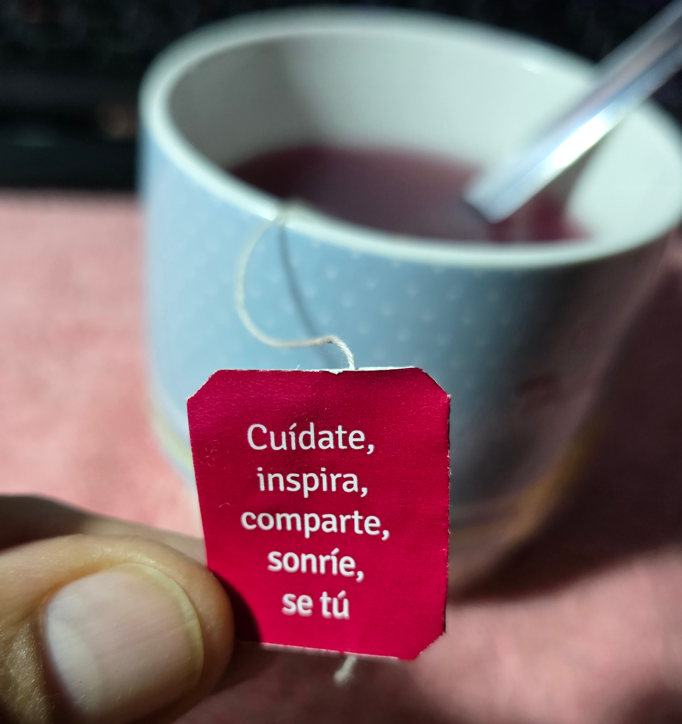 Etiqueta de té con el mensaje: Cuídate, inspira, comparte, sonríe, sé tú
